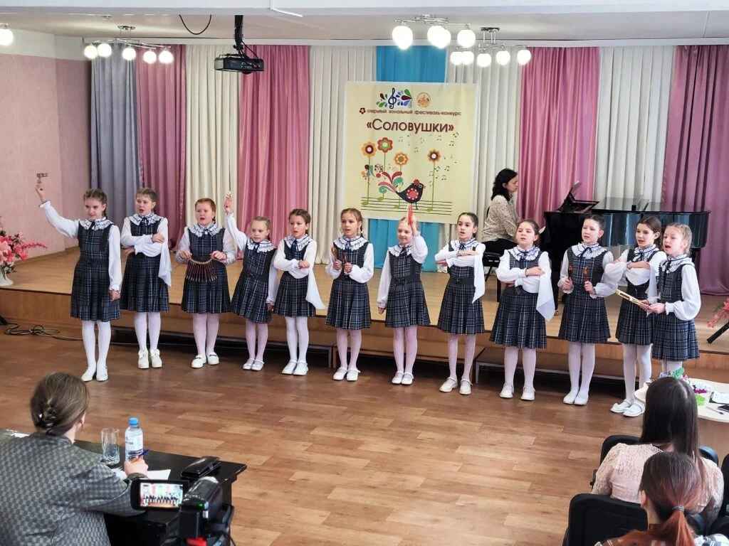 Хор Веснянки выступает на конкурсе Соловушки