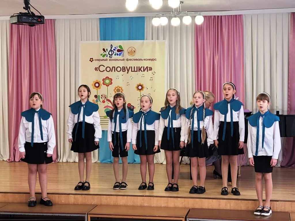 Хор Камертон выступает на конкурсе Соловушки